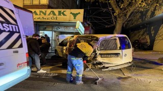 Bahçelievlerde kamyonun çarptığı araç fırına girdi, o anlar kamerada