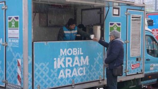 Bahçelievlerde kar mesaisi: Tuzlama, temizlik ve sıcak çorba ikramı