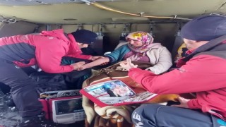 Bahçesarayda hamile kadın helikopterle hastaneye ulaştırıldı