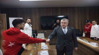 Bakan Bak 2026 Kış Olimpiyatlarına katılacak milli sporcuları kabul etti