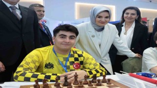 Bakan Göktaş, Türkiye Yıldızlar Satranç şampiyonu olan Topuzu tebrik etti