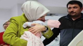 Bakan Göktaş, yeni doğan bebekler ve ailelerini ziyaret etti