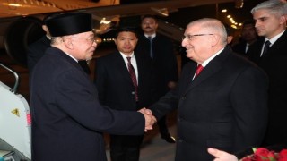 Bakan Güler, Türkiyeye gelen Malezya Başbakanı İbrahimi havaalanında karşıladı