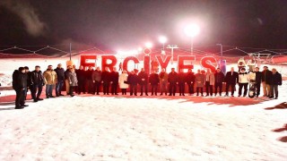 Bakan Tekin, Erciyeste kayakseverlerle bir araya geldi