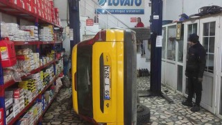Bakım için servise bırakılan taksi liftten düştü