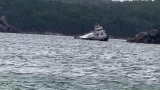 Balıkesirde fırtına nedeniyle 25 metrelik feribot koya sürüklenerek karaya oturdu