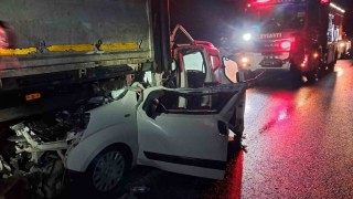 Balıkesirde otomobil tıra arkadan çarptı; 1 yaralı