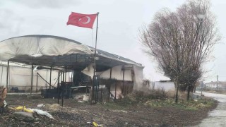 Balkondan düşen saksı az kalsın faciaya neden olacaktı