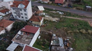Bandırmada fırtına, müstakil evin çatısını 60 metre uçurdu