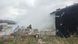 Bandırmada metruk binada soba yangını, 1 kişi dumandan etkilendi