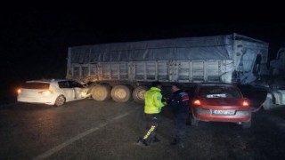 Bandırmada otomobiller sisli yolda tır dorsesine çarptı: 8 yaralı