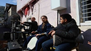 Barış Manço, annesiyle bir dönem yaşadığı evin önünde anıldı