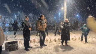 Bartında ilçe protokolü vatandaşlarla kartopu oynadı
