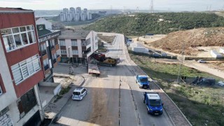 Başakşehirde binaya saplanan vinci çıkarma çalışmaları 28. saate girdi