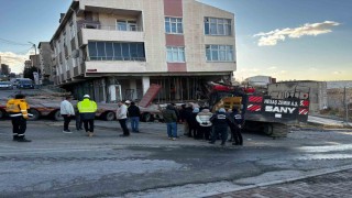 Başakşehirde binaya saplanan vincin çıkartılma çalışmaları 5 saattir devam ediyor