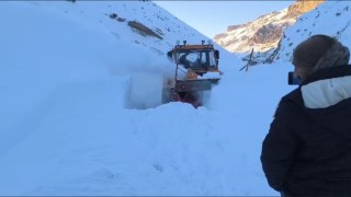 Başkalede çığ nedeniyle kapanan yol ulaşıma açıldı