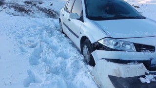 Başkalede otomobil şarampole düştü