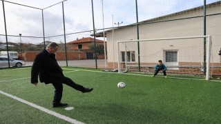 Başkan Balaban maç yapan çocukların eğlencesine ortak oldu