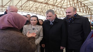 Başkan Balaban ve İl Başkanı Özalper pazar alışverişinde vatandaşlarla buluştu