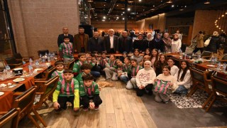 Başkan Başdeğirmen, şampiyon takımla buluştu