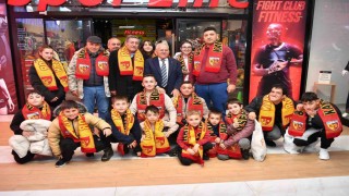 Başkan Büuyükkılıç, AVMde esnaf ve vatandaşlarla buluştu