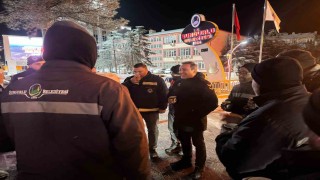 Başkan Dereden karla mücadele ekiplerine sıcak kahve ikramı