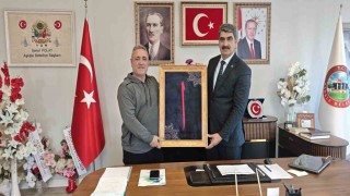 Başkan Polattan İHA muhabiri Dilsize anlamlı hediye