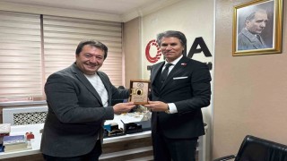 Başkan Şebinden, İHA Bölge Müdürü Türkeze 10. yıl plaketi
