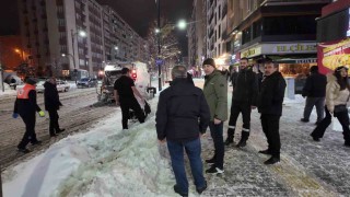 Başkan yolda kalan yolcuları evlerine ulaştırdı
