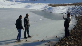 Batmanda donan göletin üstünde fotoğraf çektiler