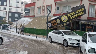Batmanda kar nedeniyle iş yerlerin sundurması çöktü