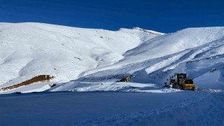 Batmanda kar yağışı nedeniyle hasta kepçe ile ambulansa ulaştırıldı
