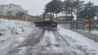Battalgazi Belediyesinden okul bahçelerinde kar temizliği