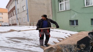 Bayburtta buzlu yollara tuz seriliyor