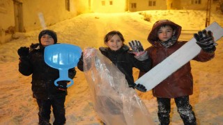 Bayburtta kar tatilini fırsat bilen çocuklar soluğu dışarıda aldı