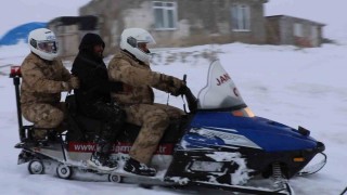 Bayburtta kar ve tipi nedeniyle hastaneye gidemeyen vatandaşa jandarma yetişti