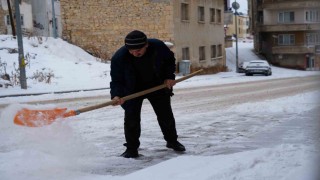 Bayburtta kar yağışı aralıklarla devam ediyor