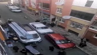 Bayrampaşada kamyonetin üzerindeki malzemelerin işçinin üzerine düştüğü anlar kamerada