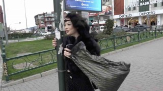 Bebek arabası lodosla birlikte sürüklenerek devrildi