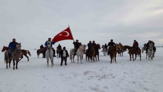 Belediye Başkanı Emrullah Akpunar, at sırtında yaban hayatı için yemleme yaptı