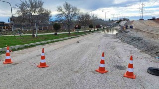Belediye su tahliyesi yerine yolu kapattı, yapım aşamasındaki yolu açtı
