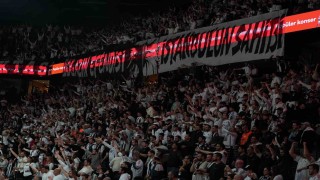 Beşiktaş - Fenerbahçe derbisine tribün olayları nedeniyle ara verildi