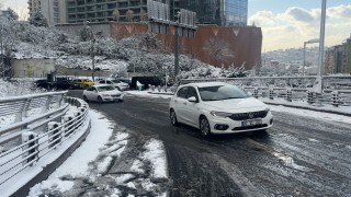 Beşiktaşta kar yağışı nedeniyle araç yolda kaldı
