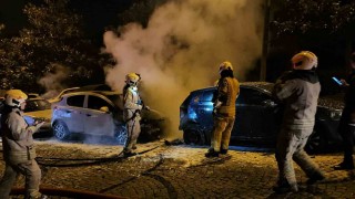 Beşiktaşta park halindeki 4 otomobil alev alev yandı