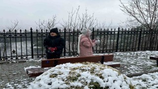 Beyaza bürünen Çamlıcada kar topu savaşı görenleri gülümsetti