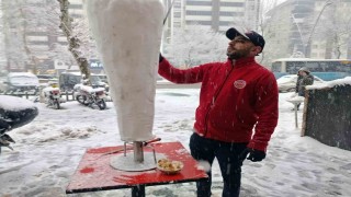 Beyaza bürünen Kahramanmaraşta karsambaç vazgeçilmez tatlı oldu