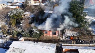 Beykozda metruk binada yangın: Ekipler buzlanma nedeniyle zor anlar yaşadı