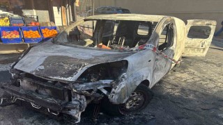 Beyoğlunda alev alev yanan araç küle döndü, yangın markete sıçradı