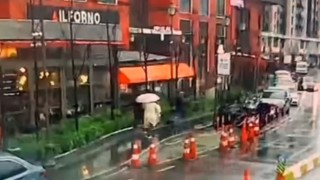 Beyoğlunda bir kadın fırtınada devrilen tabelanın altında kaldı