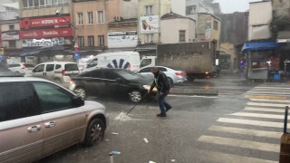 Beyoğlunda esnaftan su baskınlarına karşı kum torbalı önlem